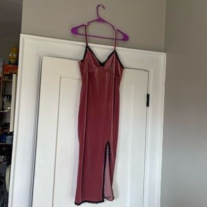 F21 NWOT Pink/Mauve Velvet Midi Dress with Lace Trim - Sz Lg 💓